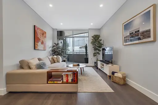 410/172-190 Riley Street, Darlinghurst Sold by Bradfield Badgerfox