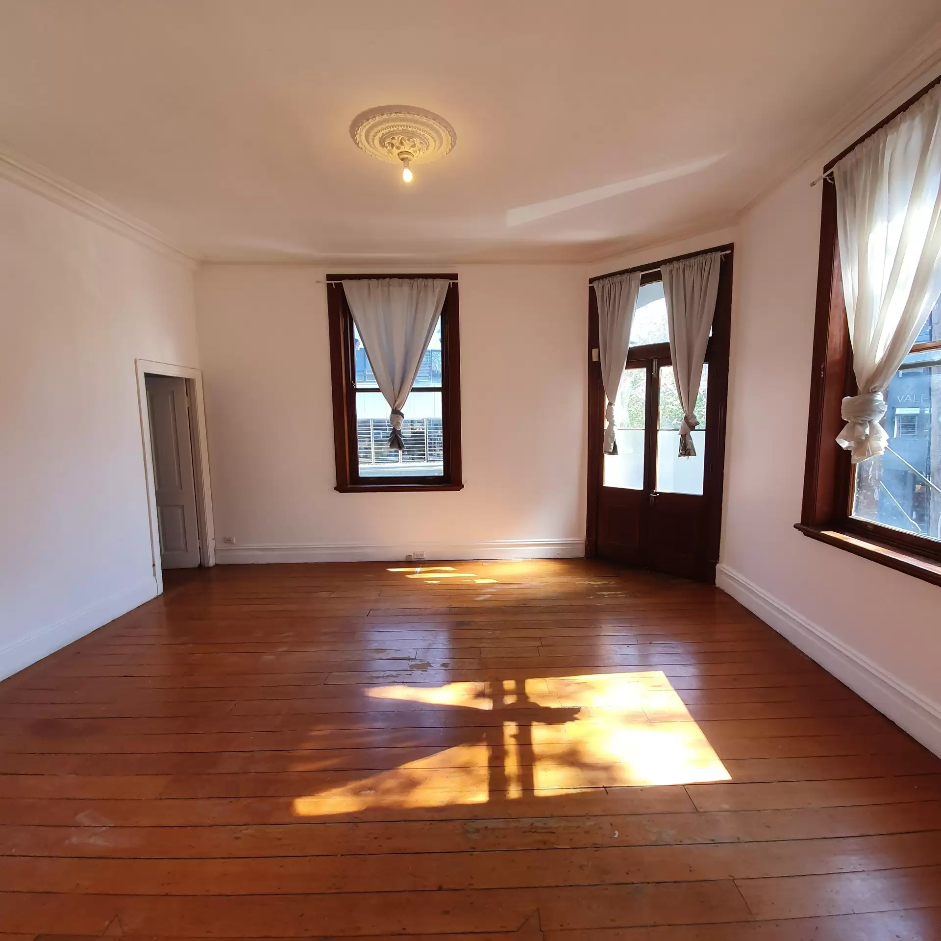 1/320 Crown Street, Surry Hills Leased by Bradfield Badgerfox - image 1