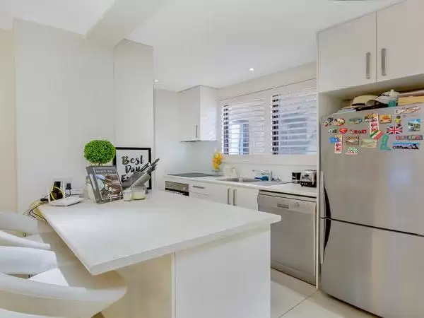 2/2 Andrews Avenue, Bondi Beach Leased by Bradfield Badgerfox - image 1