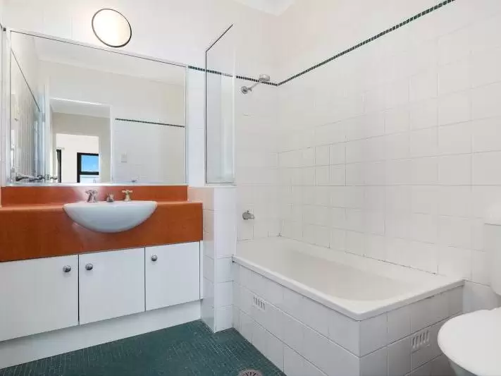 2/99 Flinders Street, Surry Hills Leased by Bradfield Badgerfox - image 1