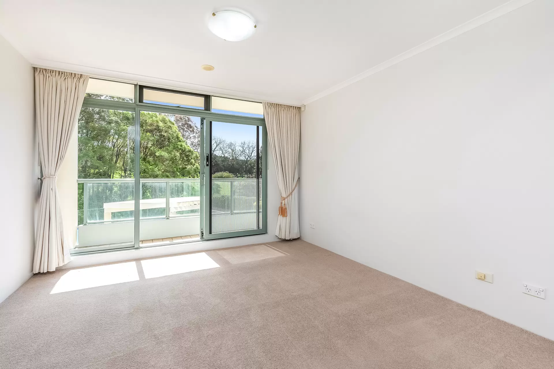 102/3 Black Lion Place, Kensington Leased by Bradfield Badgerfox - image 1