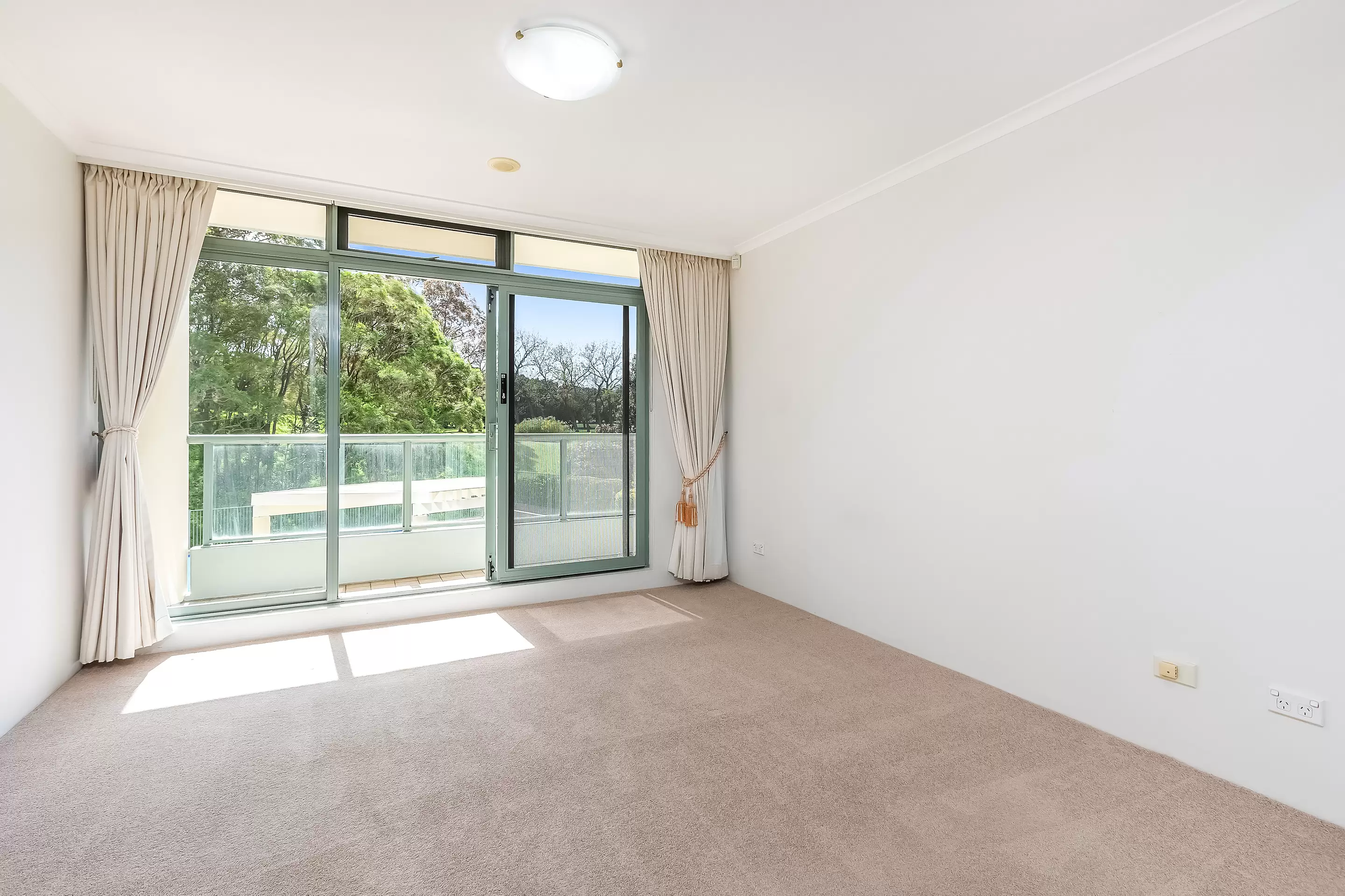 102/3 Black Lion Place, Kensington Leased by Bradfield Badgerfox - image 1