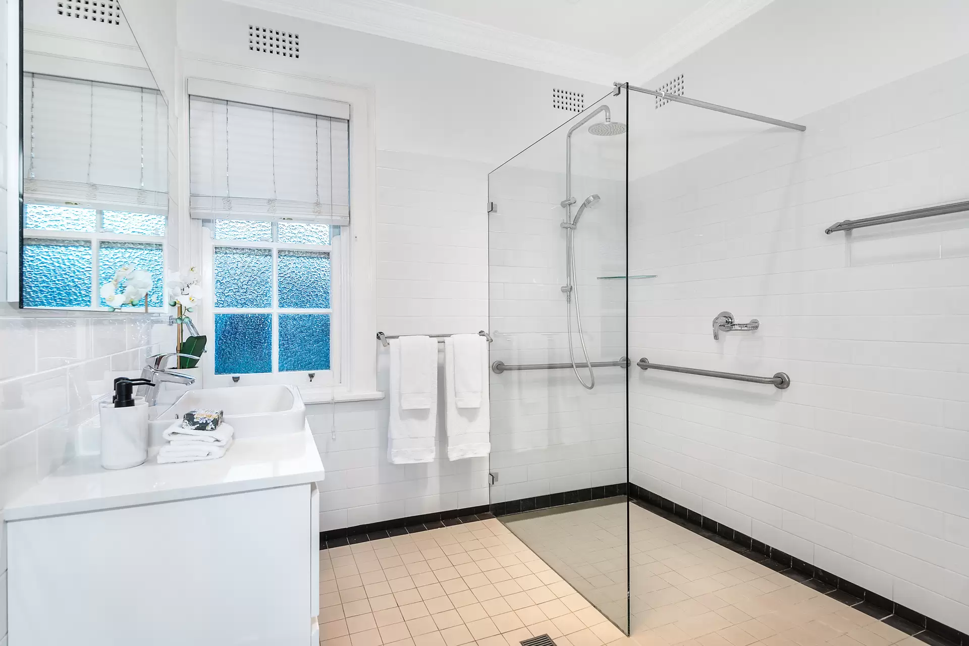 8a New South Head Road, Vaucluse Auction by Bradfield Badgerfox - image 1