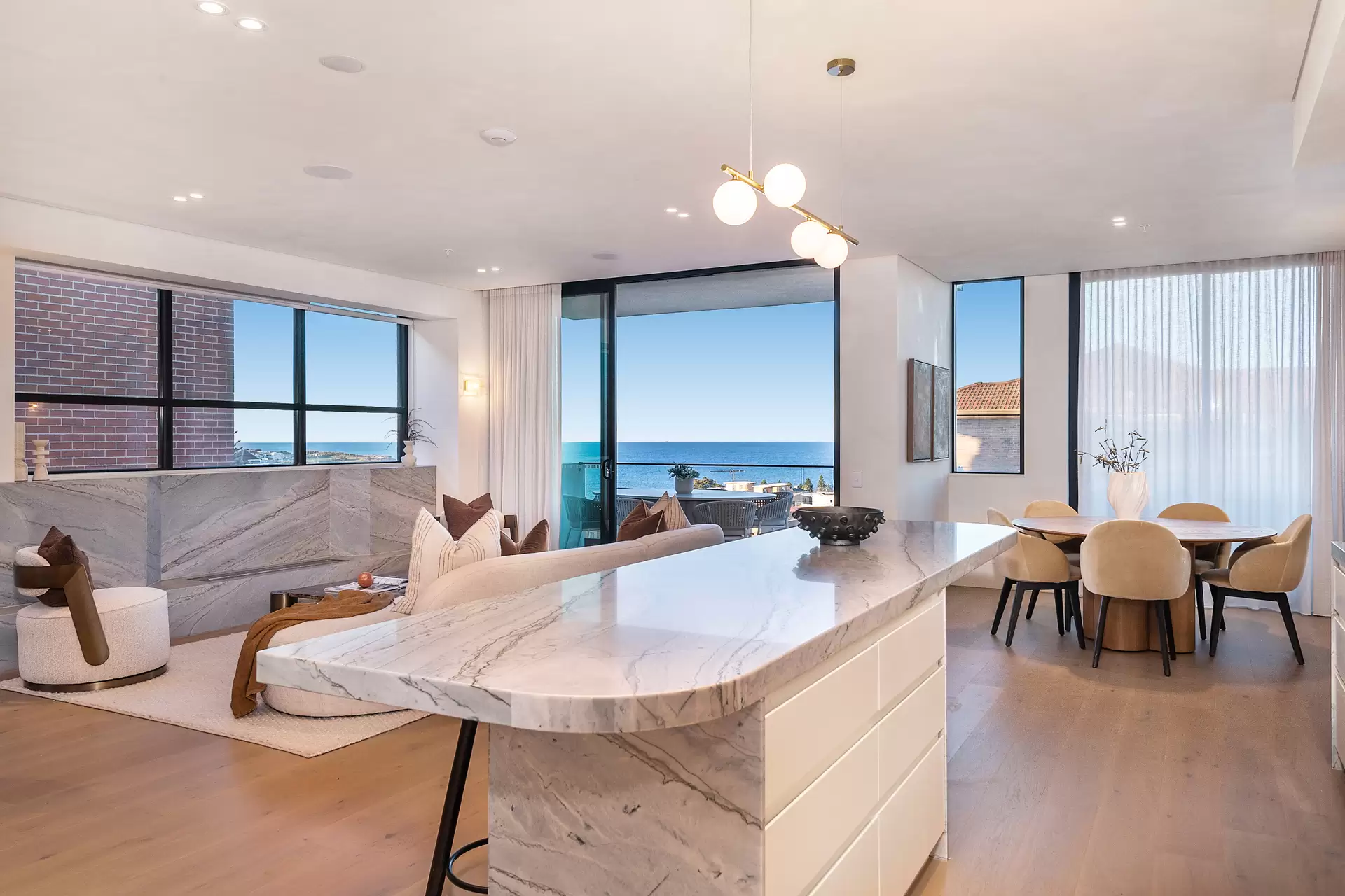 4/160 Brook Street, Coogee Auction by Bradfield Badgerfox - image 1